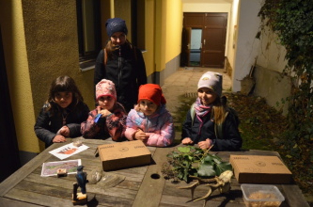 Děti u stolku s přírodninami.