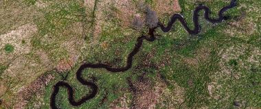 Dronový záběr na meandry Padrťského potoka pod Parťskými rybníky.