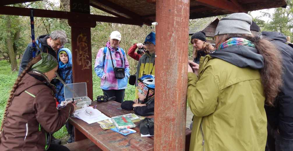 Ukázka kroužkování ptáků probíhá vždy u turistického přístřešku.