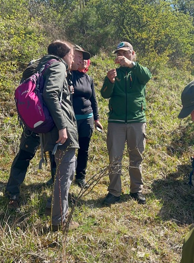 Botanik Správy CHKO Železné hory Záboj Hrázský s účastníky