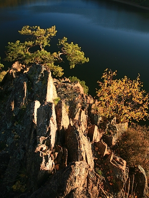 Skala pod hradem Oheb nad Sečskou přehradou.